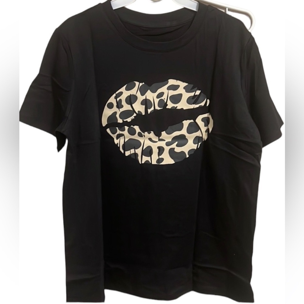 BLACK Modern Vintage Boutique Kiss On The Face Leopard Lip Tee - Picture 2 of 2